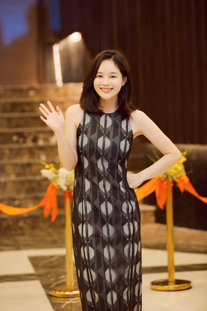 Lee Young Ah, diễn viên Vua Bánh Mì với mái tóc ngắn tomboy ngày nào, nay trở nên nữ tính, thanh lịch ở tuổi 36.