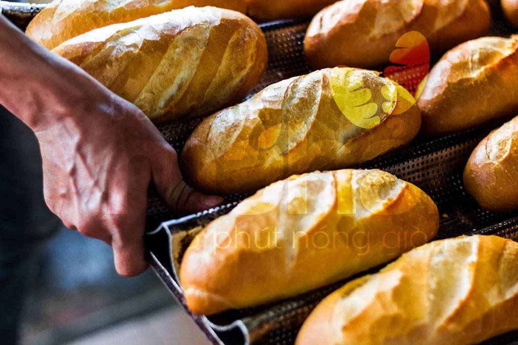 Lò bánh mì truyền thống tại Hội An, nơi tạo ra những ổ bánh giòn tan nổi tiếng thế giới