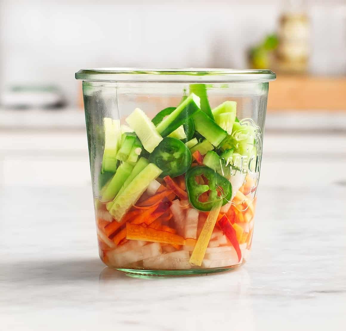 Lọ rau củ muối chua hấp dẫn, thành phần thiết yếu cho bánh mì sandwich healthy