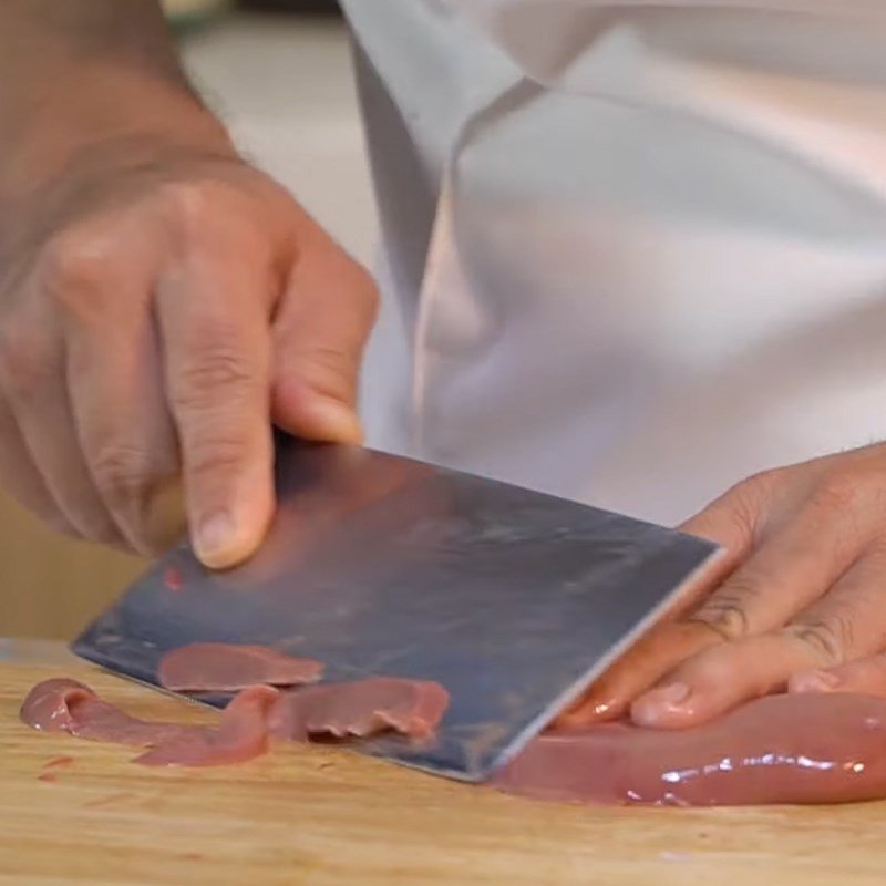 Lòng heo đã thái mỏng và ướp gia vị sẵn sàng để chế biến món ăn