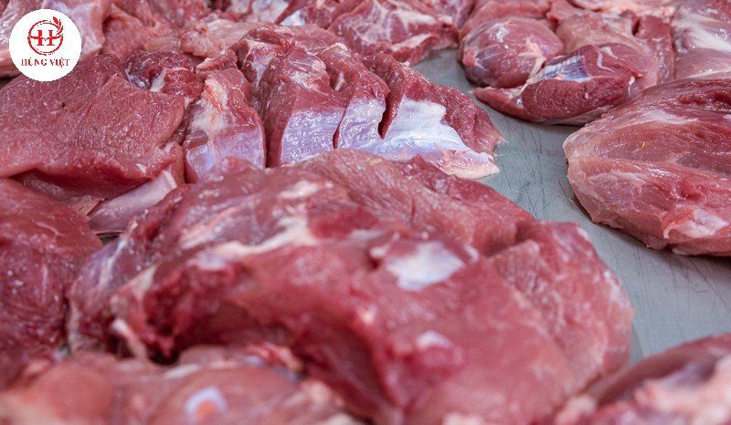 Lựa chọn thịt heo tươi ngon là bí quyết để có những viên xíu mại mềm, đậm đà hương vị trong món bánh mì chảo.