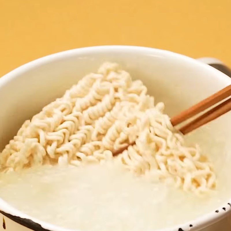 Luộc mì gói Samyang cay trong nồi nước sôi