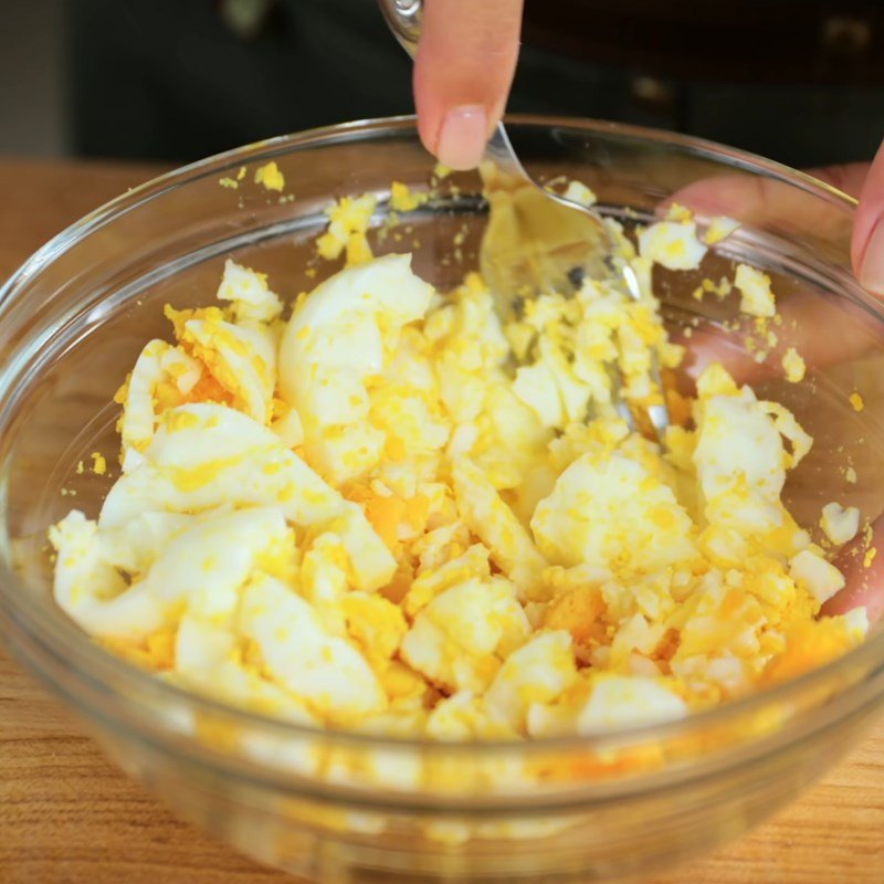 Luộc trứng và nghiền nhỏ trứng cho nhân bánh mì kẹp trứng