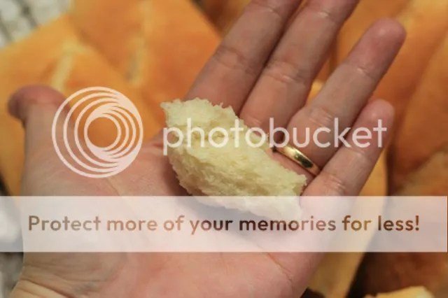 Lượng ruột bánh mì còn lại chỉ bằng ngón tay cái, khẳng định thành công của công thức bánh mì rỗng ruột.