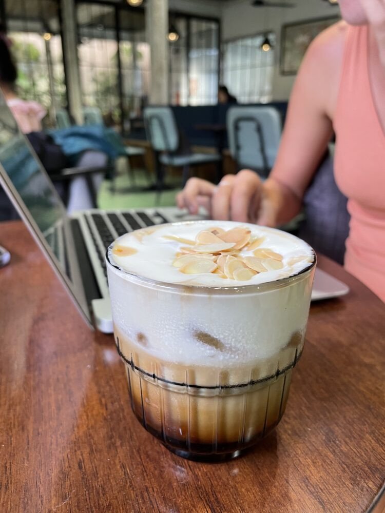 Ly cà phê với hạnh nhân trên cùng