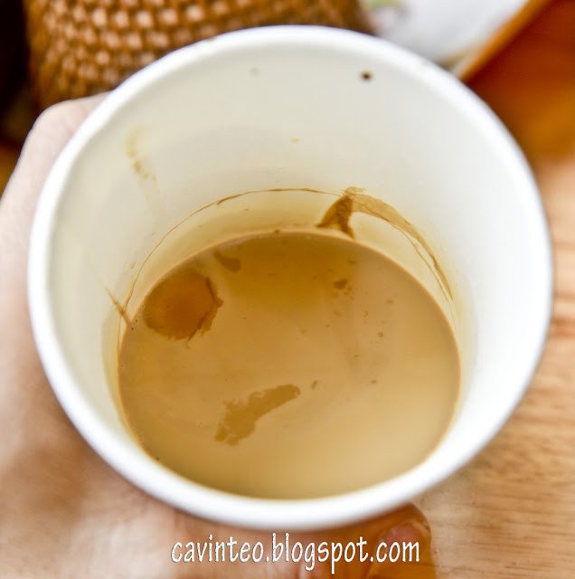 Ly cacao nóng và cà phê sữa tươi tại Bánh mì Long Hội