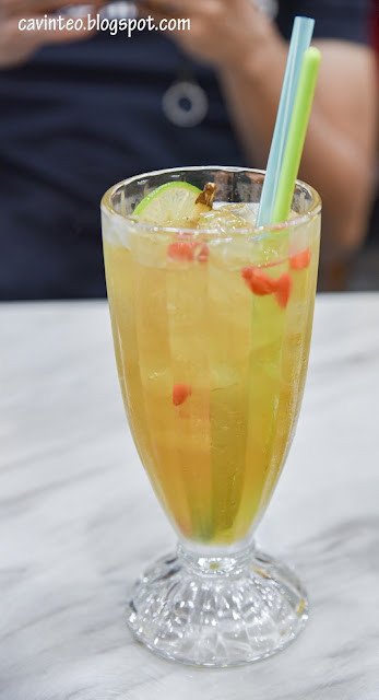 Ly Trà Sắc Đẹp tại Bánh Mì Phượng mang hương vị thảo mộc