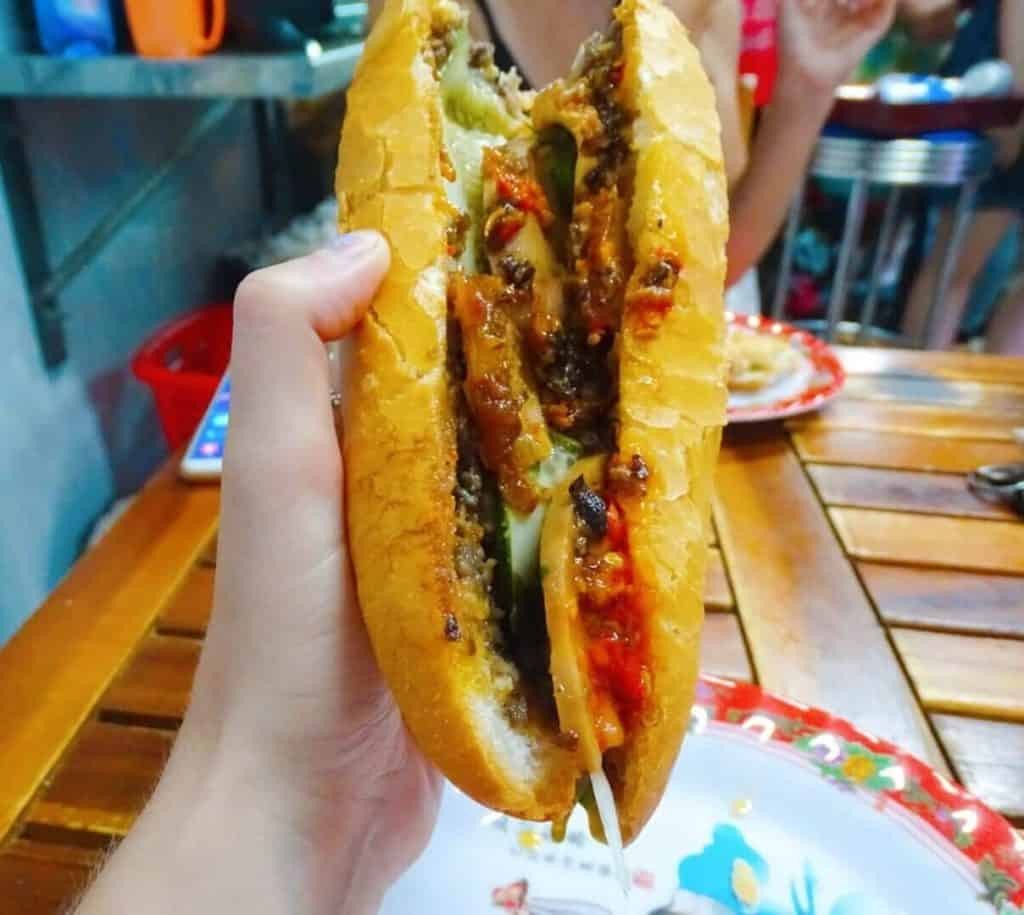 Madame Khanh – Banh Mi Queen ở Hội An, được vinh danh là nơi làm ra chiếc bánh mì ngon nhất Việt Nam, với hương vị truyền thống không đổi suốt nhiều thập kỷ.