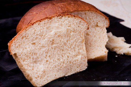 Mặt cắt bên trong của bánh mì vỏ mềm cho thấy cấu trúc ruột bánh dai xốp.