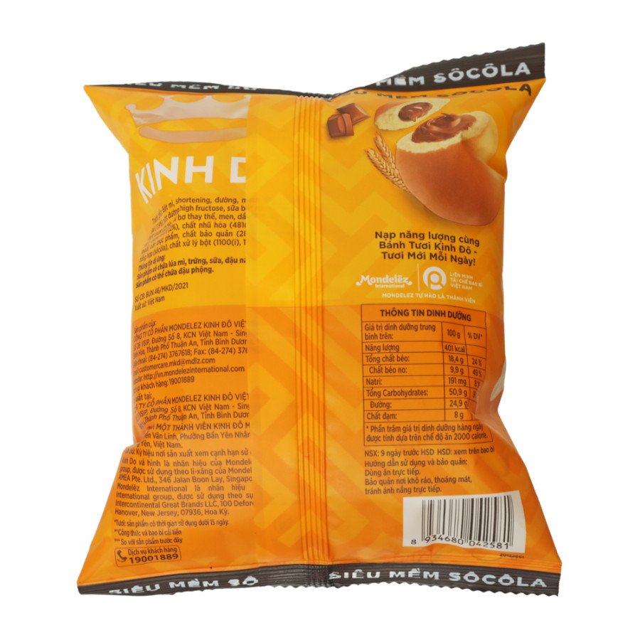 Mặt cắt ngang chiếc bánh mì tươi nhân socola Kinh Đô cho thấy lớp nhân ngọt ngào.