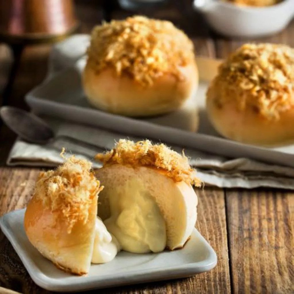 Mặt cắt ngang của bánh mì phô mai tan chảy Việt Hương, với lớp vỏ giòn và nhân phô mai mềm mại.