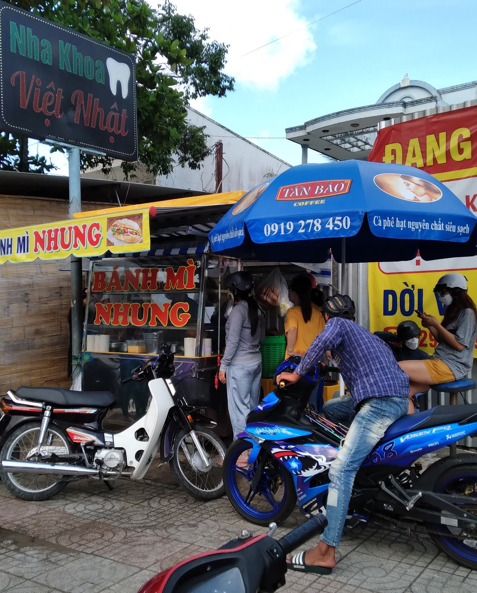 Mặt tiền cửa hàng Bánh Mì Nhung, địa chỉ nổi tiếng với bánh mì ngon nhất Phú Quốc