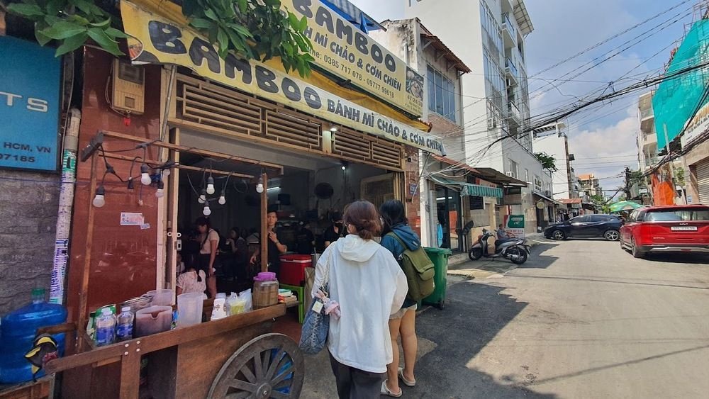 Mặt tiền đơn giản nhưng thu hút của cửa hàng Bánh Mì Chảo Bamboo Bình Thạnh