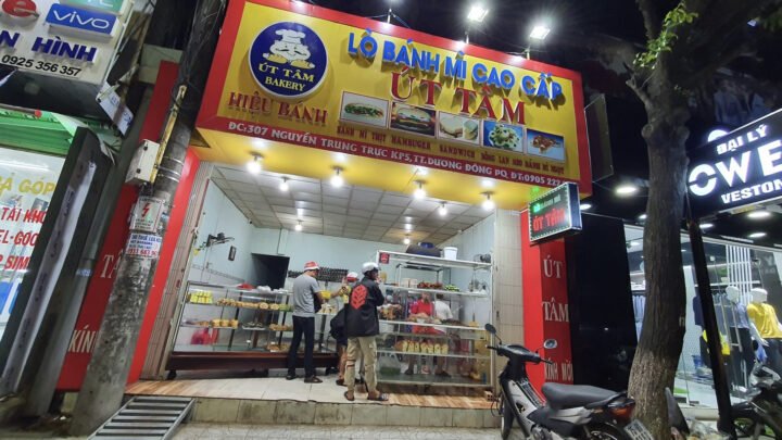Mặt tiền quán Bánh Mì Út Tâm, một trong những điểm bán bánh mì ngon nhất Phú Quốc