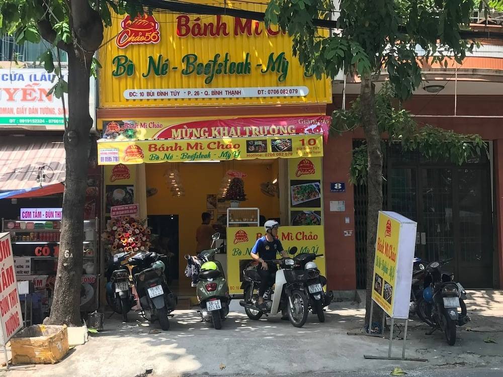 Mặt tiền quán Bếp Nhà 56 nổi bật với thực đơn bánh mì chảo Bình Thạnh
