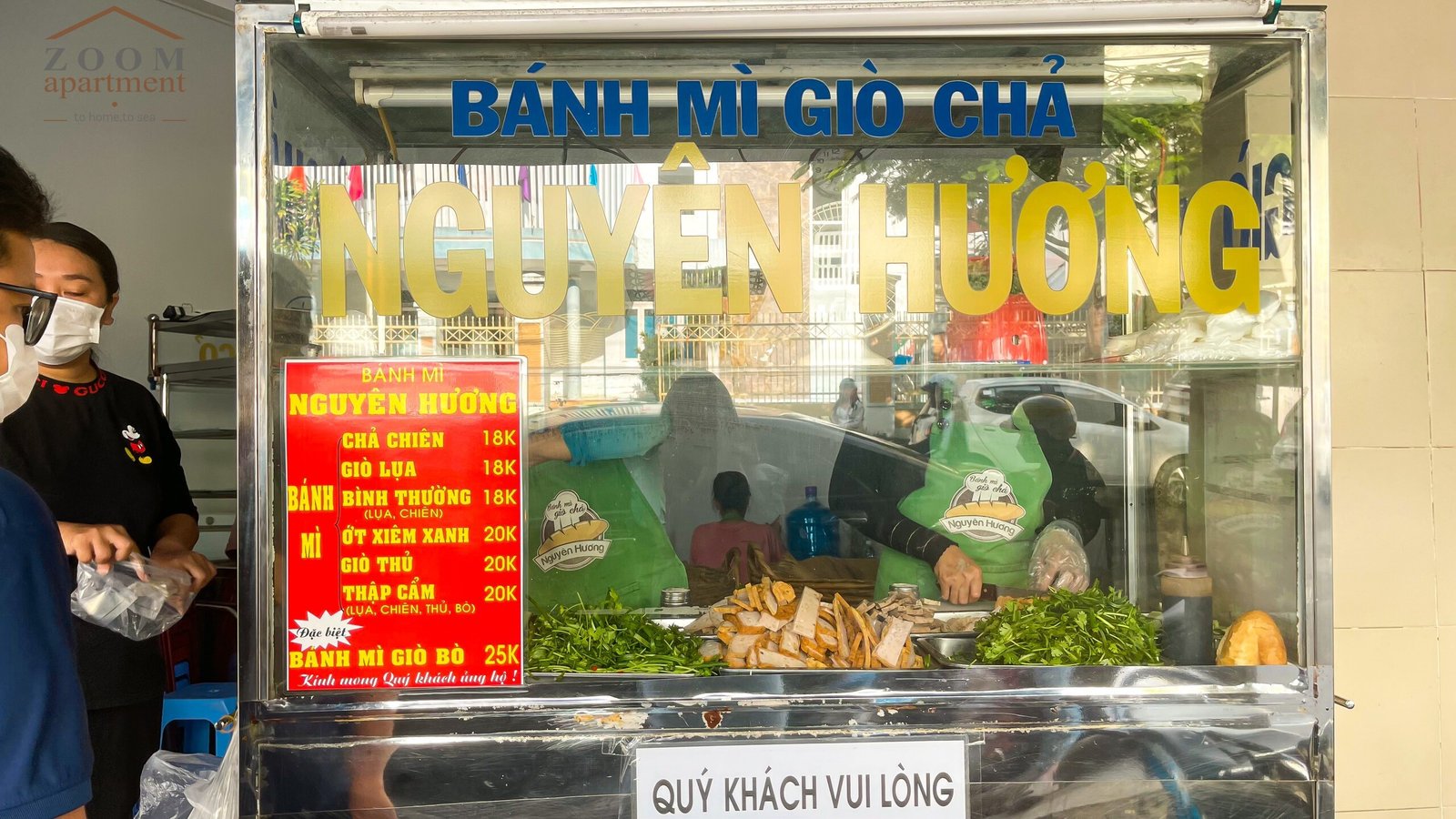 Mặt tiền tiệm bánh mì giò chả Nguyên Hương Nha Trang nổi tiếng