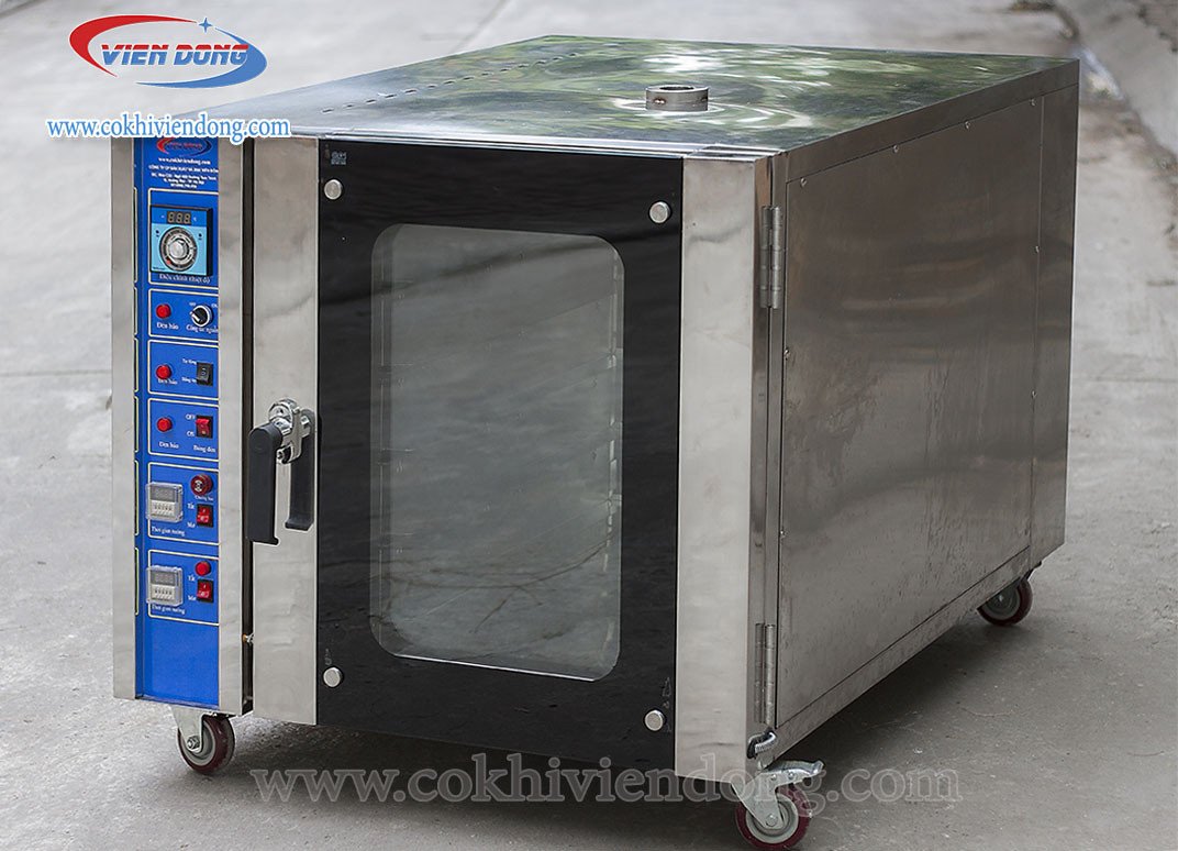 mặt trước của lò nướng bánh mì 5 khay với bảng điều khiển