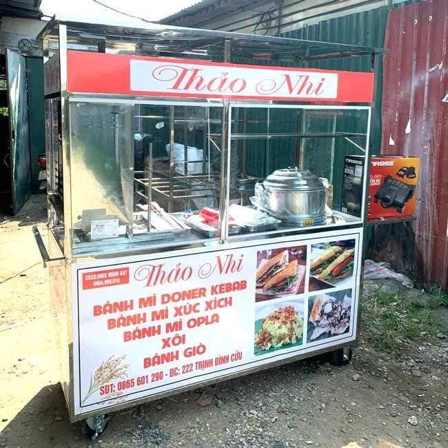 Mẫu xe bán bánh mì xôi làm từ inox cao cấp, đảm bảo độ bền, chống gỉ sét và tính thẩm mỹ lâu dài