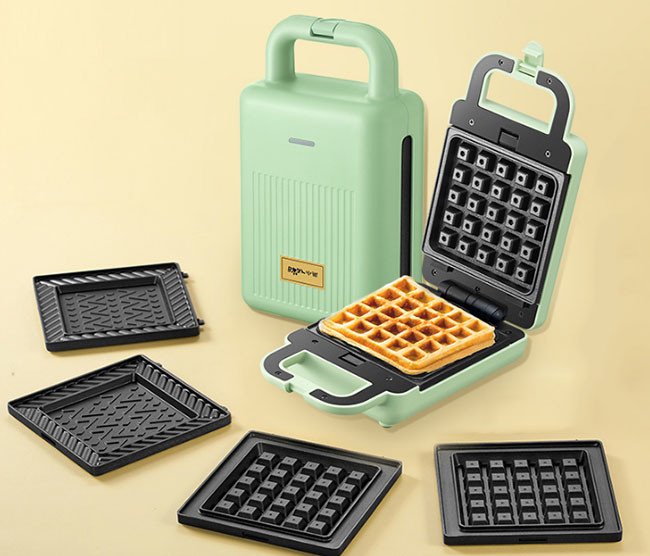 Máy ép bánh mì Bear mini với màu sắc trẻ trung, tiện lợi cho bánh mì ép giòn