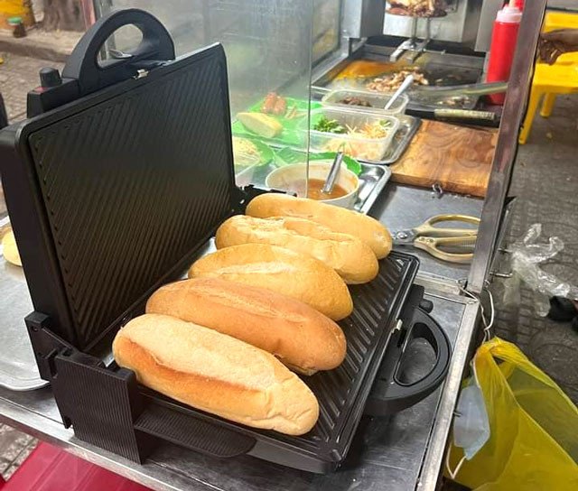 Máy ép bánh mì Tiross đang nướng những chiếc sandwich giòn rụm