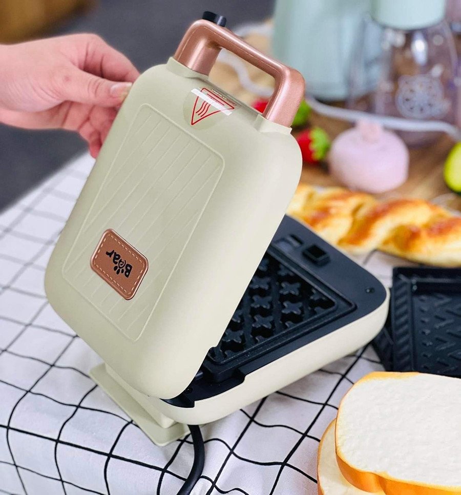 Máy kẹp bánh mì Bear màu hồng tươi sáng đang chuẩn bị món bánh sandwich phô mai
