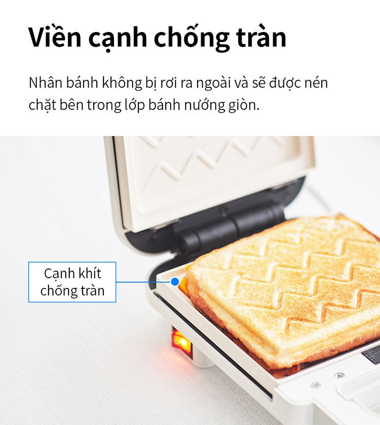 Máy kẹp nướng bánh mì Lock&amp;Lock đang nướng bánh sandwich