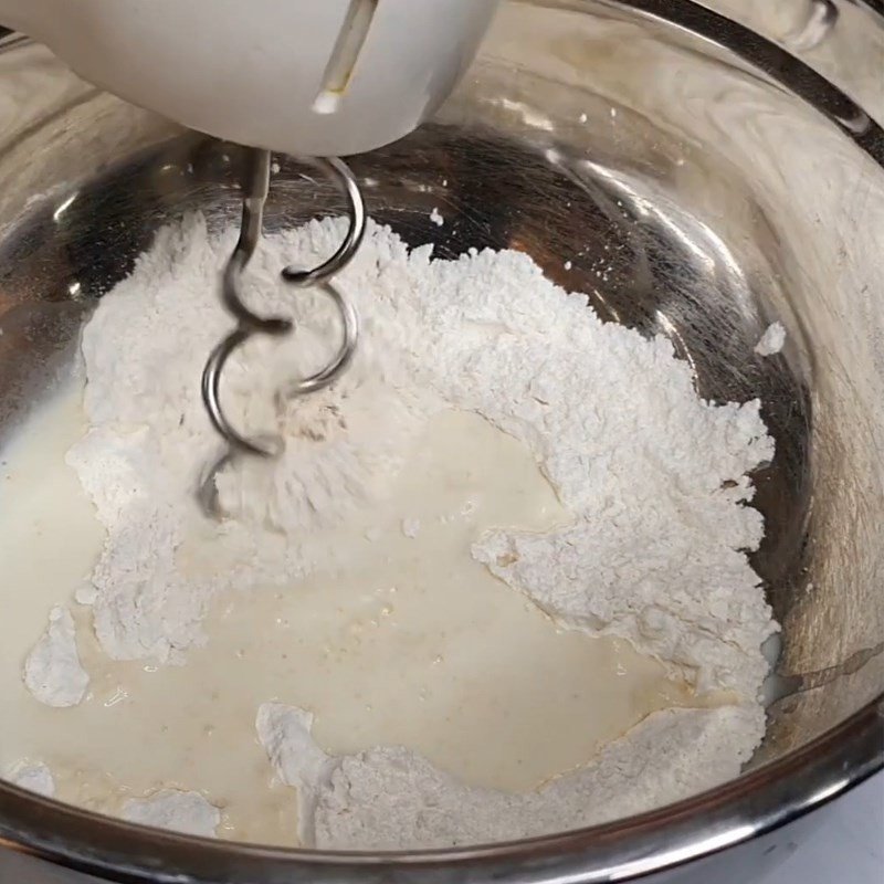 Máy nhào bột đang trộn bột bánh mì nhân chà bông dẻo mịn