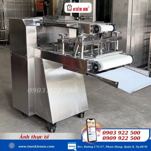 Máy se bánh mì Kiến An 2 băng tải đang hoạt động hiệu quả trong quy trình làm bánh