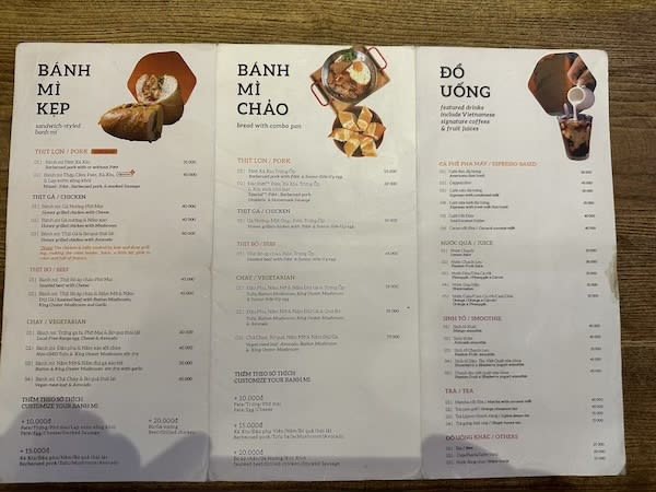 Menu phong phú của Bánh Mì 25, có cả lựa chọn chay và tự chọn.