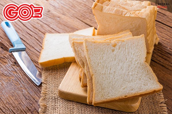 Miếng bánh mì gối cắt lát chuẩn bị cho bữa ăn