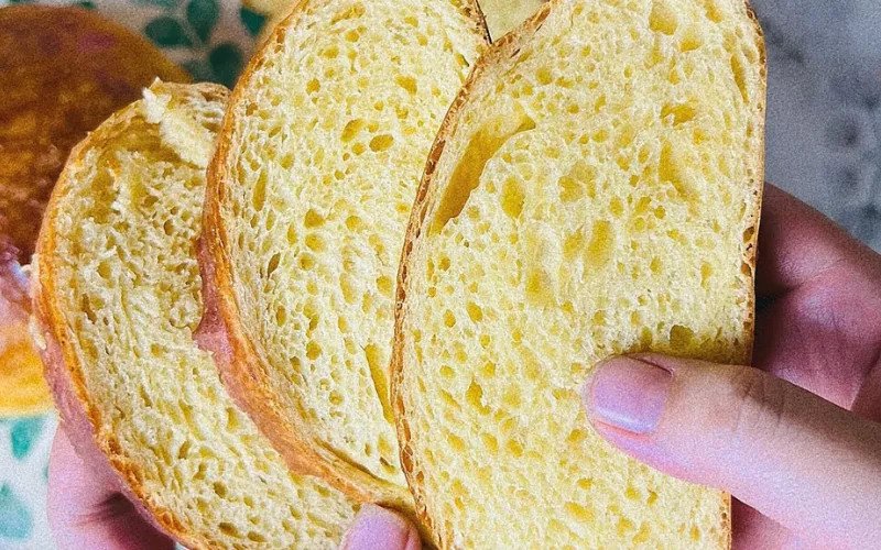 Miếng bánh mì Hawaii khoai tây cắt lát thể hiện độ xốp và kết cấu