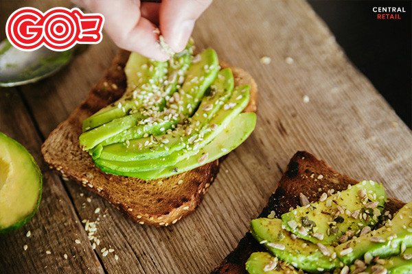 Miếng bánh mì nguyên cám cùng rau xanh hỗ trợ giảm cân