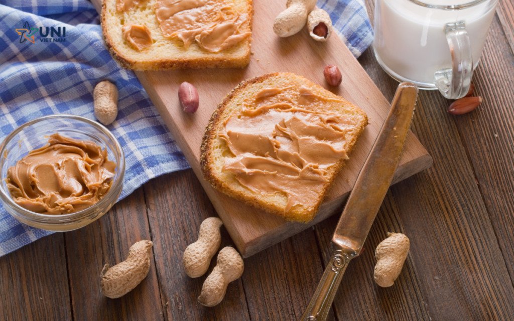 Minh họa các bước làm bơ đậu phộng tại nhà đơn giản