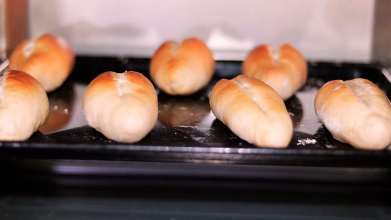 Minh họa các loại lò nướng bánh mì sử dụng than với thiết kế khác nhau, từ truyền thống đến hiện đại.
