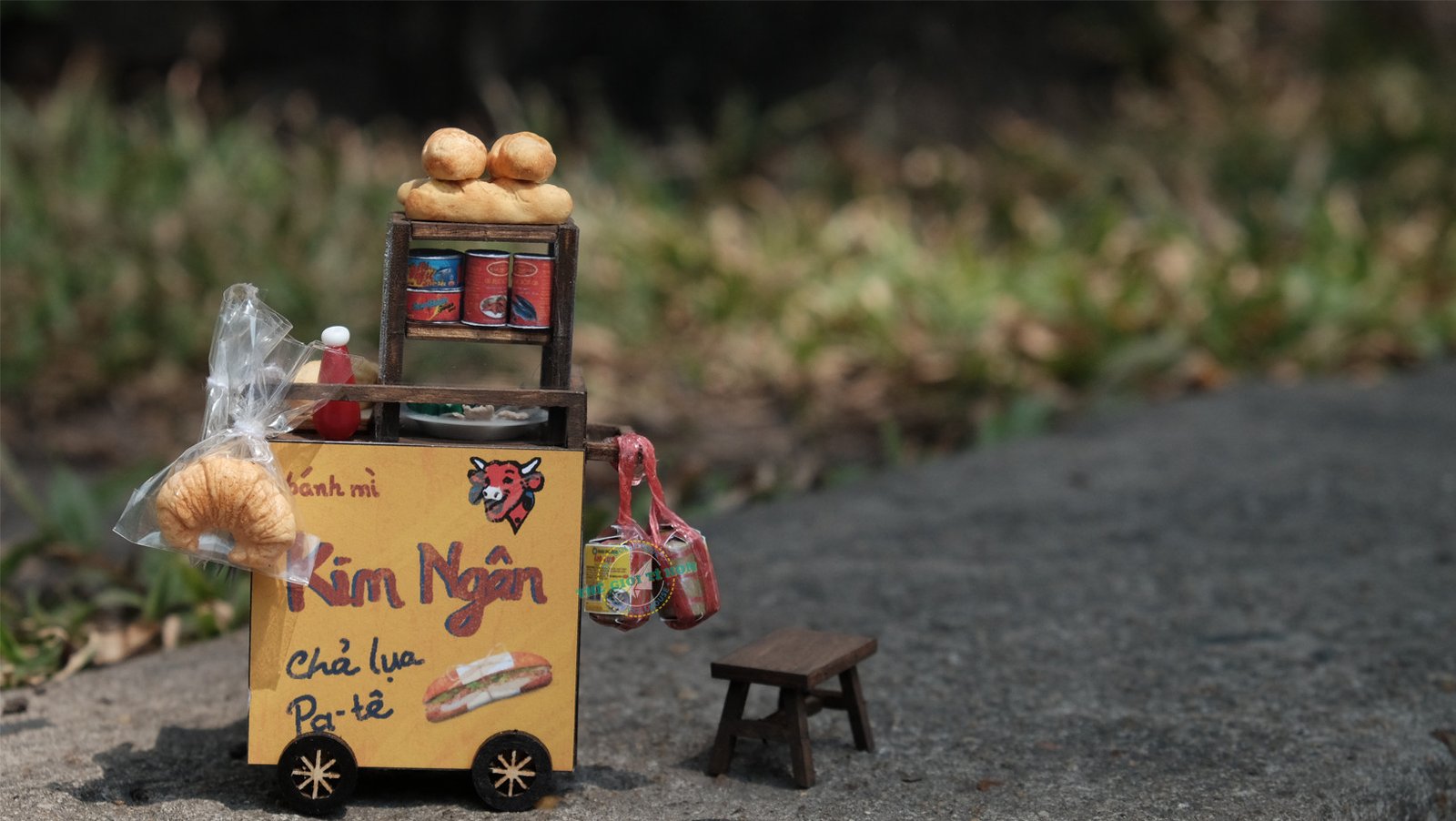 Mô hình thu nhỏ tái hiện hình ảnh xe bánh mì Sài Gòn xưa với đầy đủ dụng cụ và bánh mì.