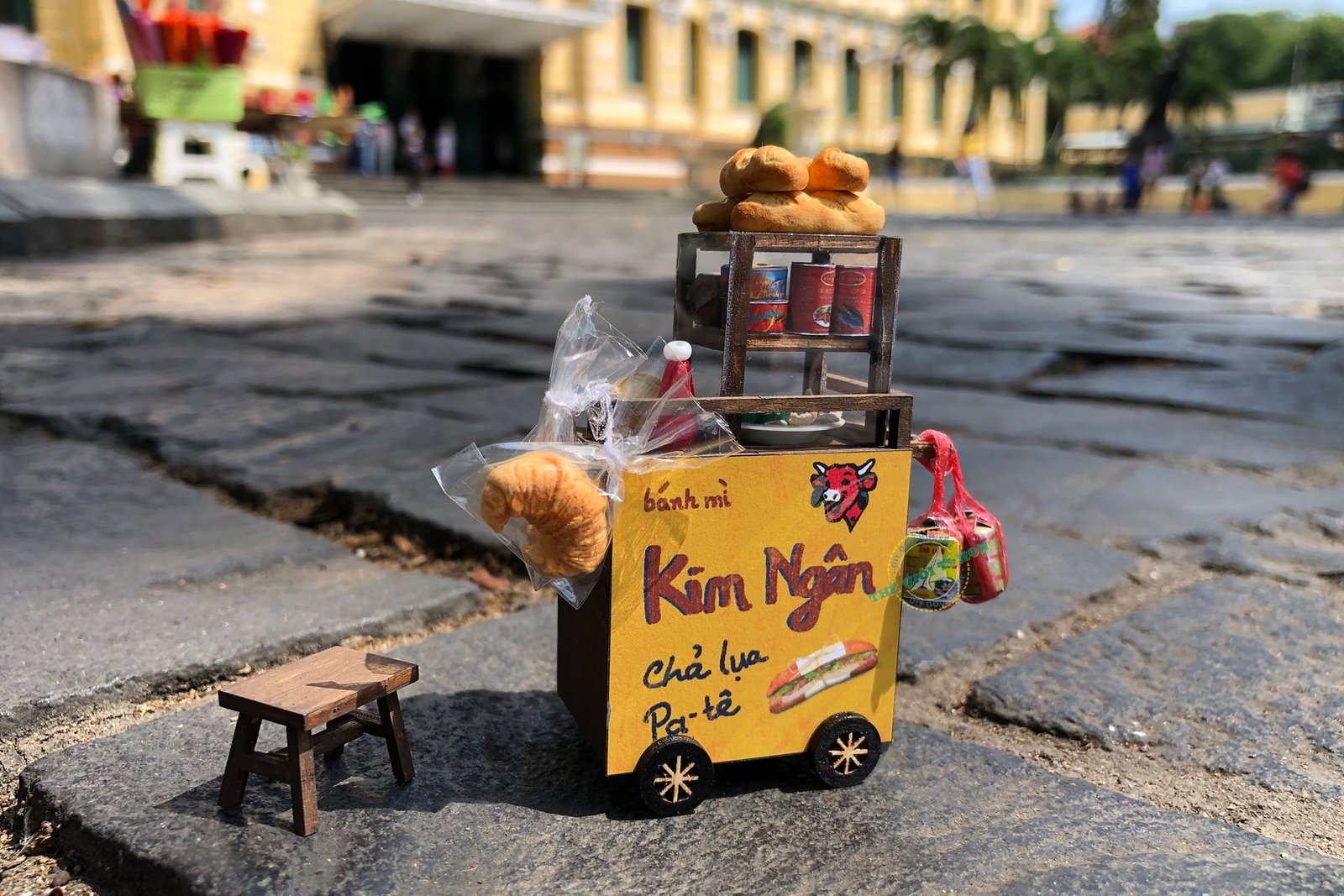 Mô hình xe bánh mì Sài Gòn thu nhỏ đặt trong bối cảnh diorama sinh động