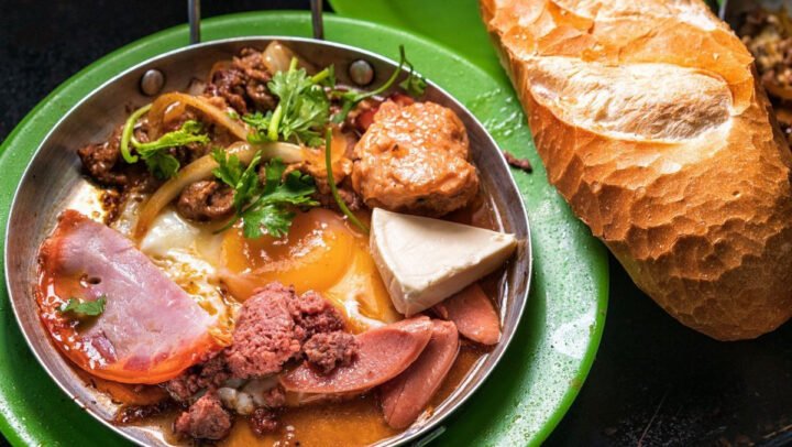 Món ăn chấm bánh mì phá lấu đậm đà, biểu tượng ẩm thực Sài Gòn