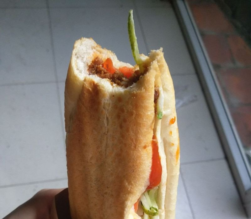 Món bánh mì bò bít tết hấp dẫn tại cửa hàng Tuli Bread Hà Nội
