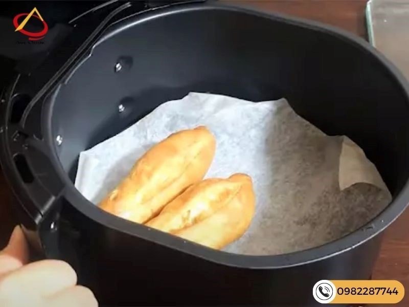 Món bánh mì bơ nướng mật ong hấp dẫn được chế biến bằng nồi chiên không dầu