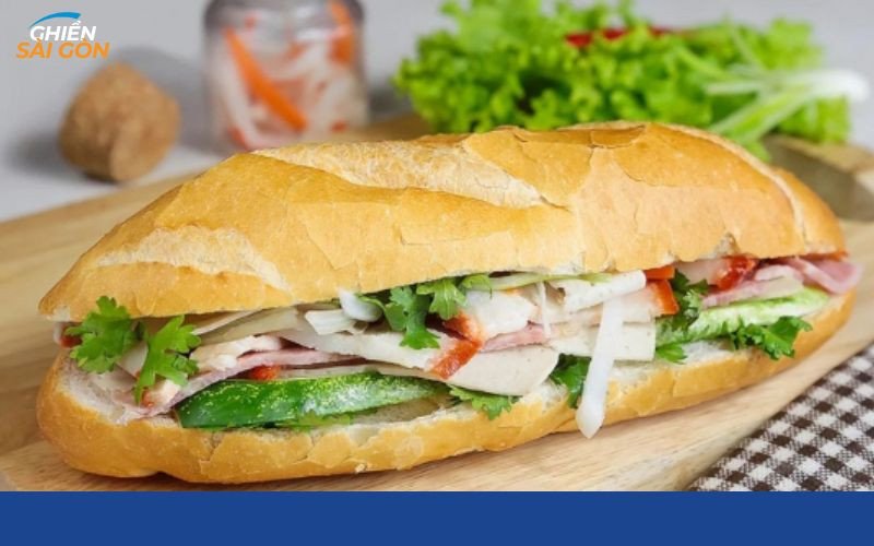 Món bánh mì bò Úc sốt tiêu đen tại Bánh Mì Tuấn Mập Tân Phú