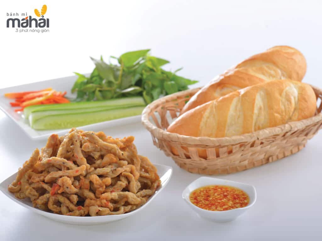 Món bánh mì chả cá hấp dẫn, sản phẩm độc quyền của Bánh Mì Má Hải chính hãng