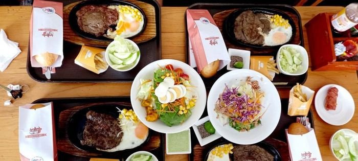 Món bánh mì chảo bò Mỹ chất lượng cao tại Hai Con Bò Quận 1