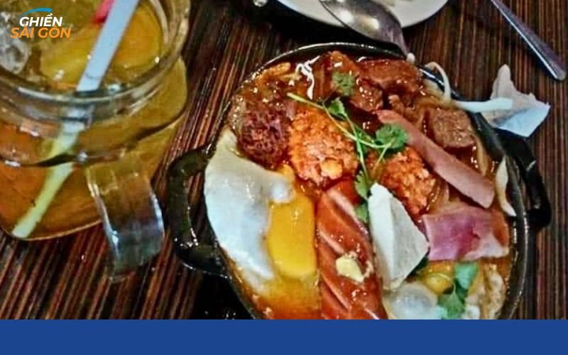 Món bánh mì chảo cô 3 hậu được đóng gói cẩn thận mang về, kèm rau sống và nước sốt riêng