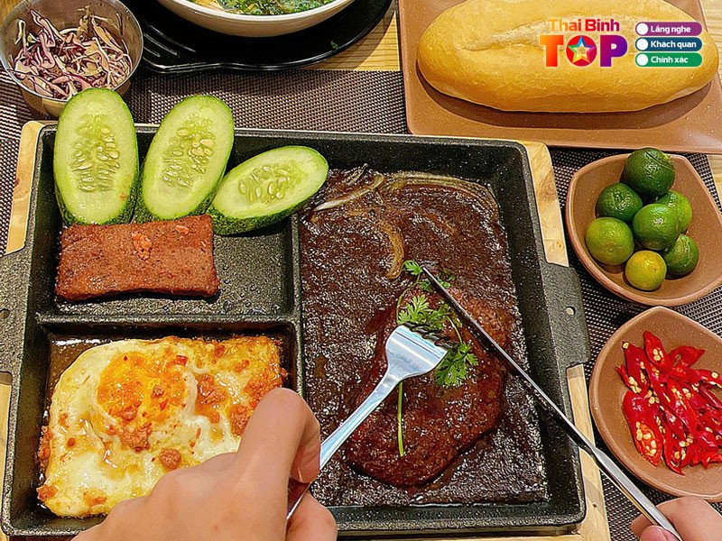 Món bánh mì chảo đầy đặn tại MM Food Thái Bình