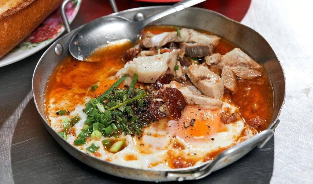 Món bánh mì chảo heo quay trứ danh, món ăn được yêu thích nhất tại bánh mì cô Thông