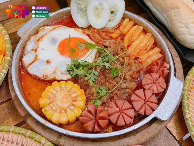 Món bánh mì chảo nóng hổi tại quán Ăn Vặt Nhá Bon, một địa điểm nổi tiếng ở Thái Bình