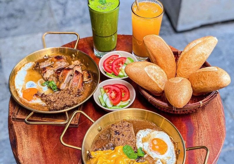 Món bánh mì chảo thơm ngon đang được thưởng thức, cách ăn để kiểm soát calo