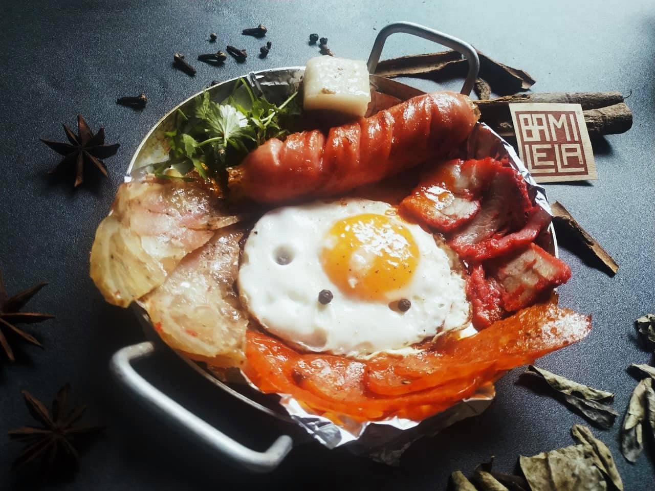 Món bánh mì chảo truyền thống của Hà Nội với đầy đủ topping hấp dẫn