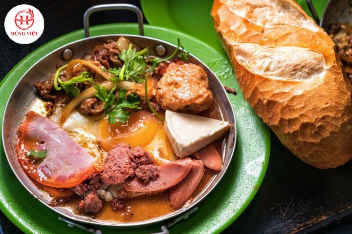 Món bánh mì chảo xíu mại nóng hổi trên chảo gang