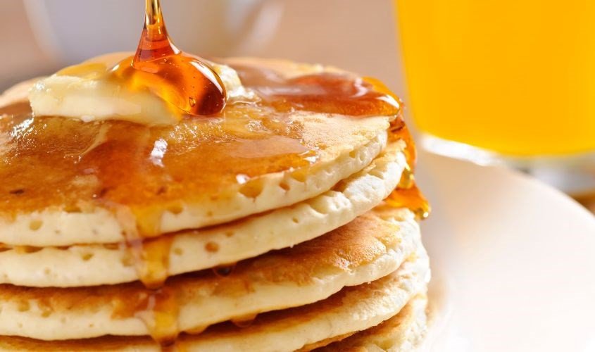 Món bánh mì hoặc bánh kếp được ăn kèm bơ lạt mềm mịn